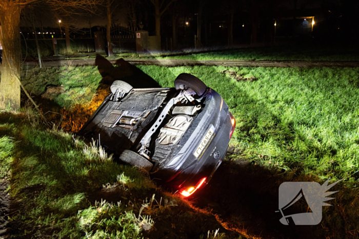 Bestuurder niet aangetroffen na aantreffen te water geraakt voertuig