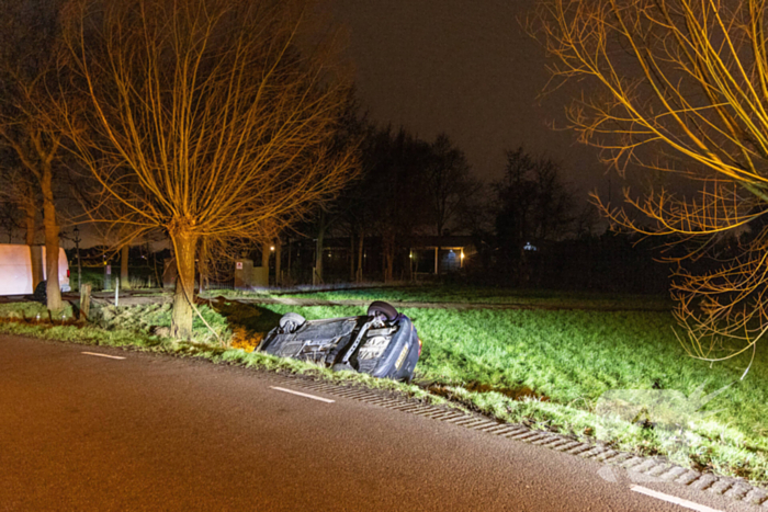 Bestuurder niet aangetroffen na aantreffen te water geraakt voertuig