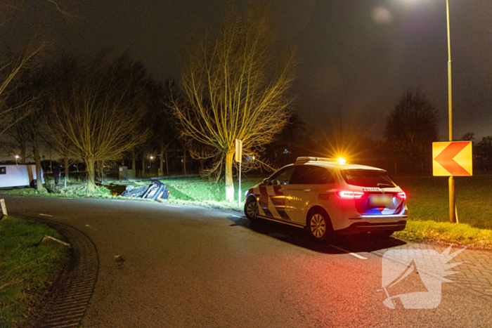 Bestuurder niet aangetroffen na aantreffen te water geraakt voertuig