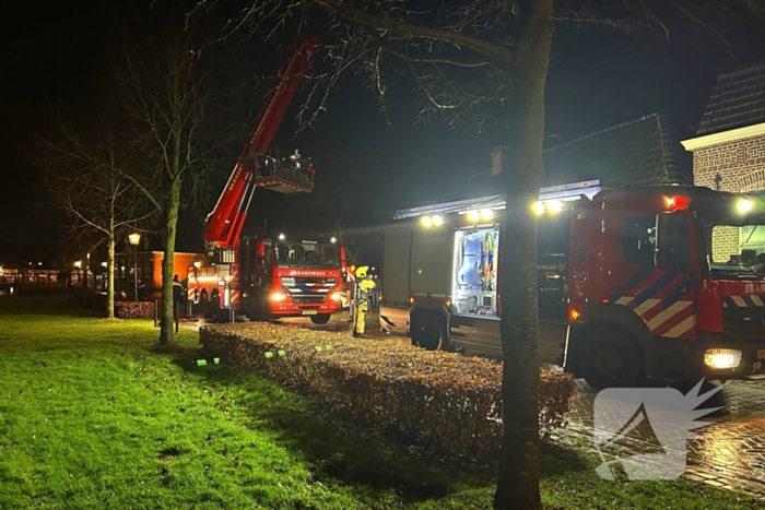 Brandweer veegt schoorsteen na brand