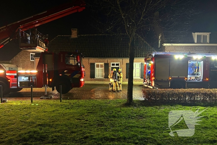 Brandweer veegt schoorsteen na brand