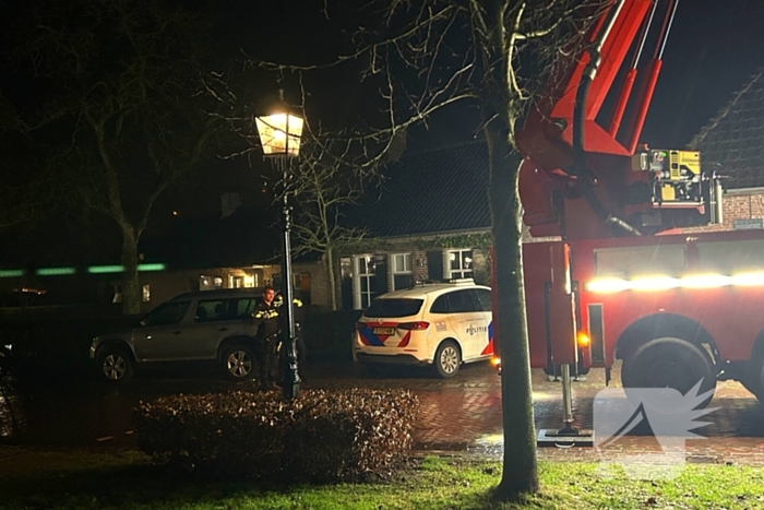 Brandweer veegt schoorsteen na brand