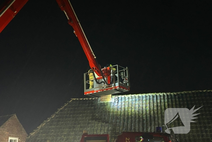 Brandweer veegt schoorsteen na brand