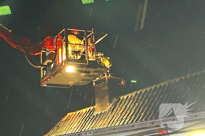 Brandweer veegt schoorsteen na brand