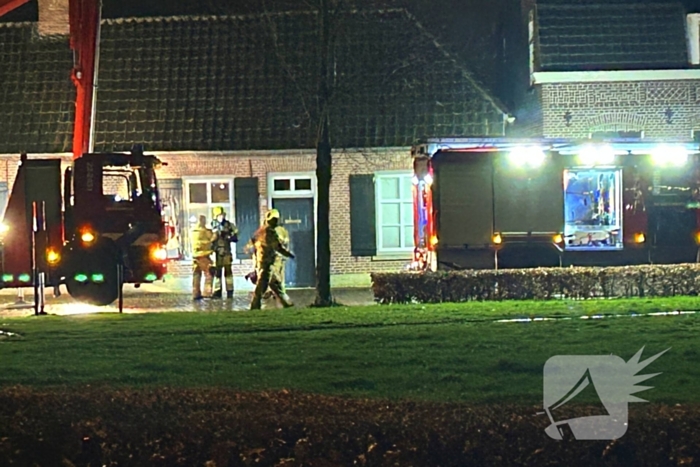 Brandweer veegt schoorsteen na brand