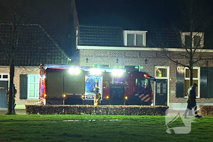 Brandweer veegt schoorsteen na brand