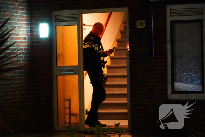 Explosief beschadigd voordeur van een woning, politie doet onderzoek