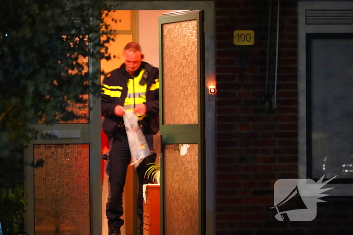Explosief beschadigd voordeur van een woning, politie doet onderzoek