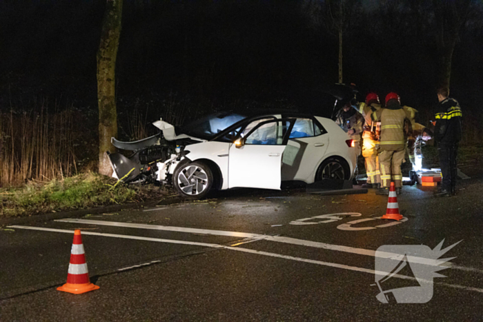Persoon zwaargewond bij eenzijdige botsing