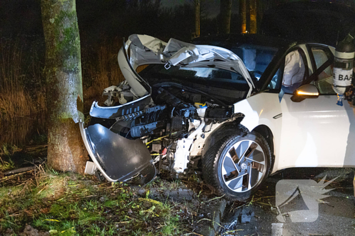 Persoon zwaargewond bij eenzijdige botsing