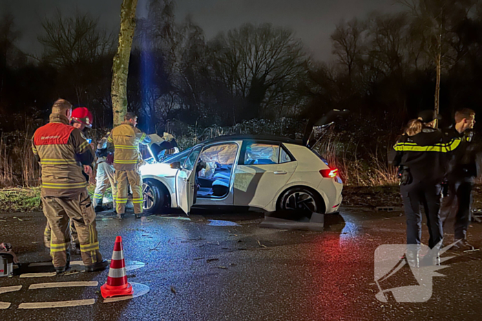 Persoon zwaargewond bij eenzijdige botsing