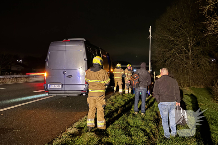 Bestuurder blust beginnende brand in bestelbus