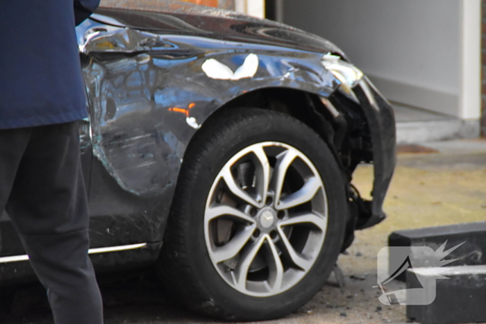 Automobilist eindigt in voortuin van woning