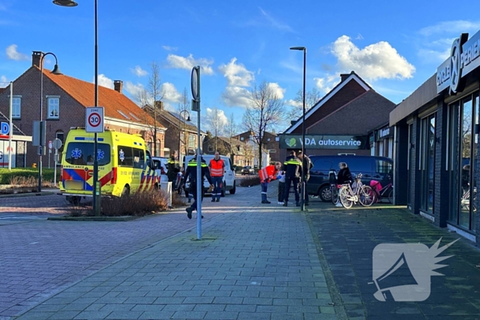 Bestuurder bestelbus rijdt kind op fiets aan