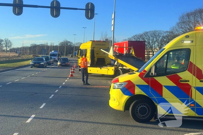 Twee auto's botsen op kruipunt