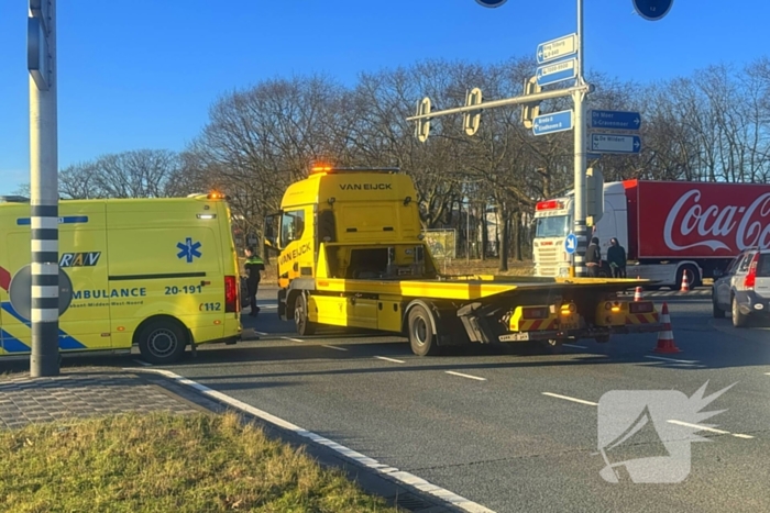 Twee auto's botsen op kruipunt