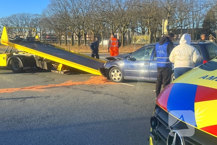 Twee auto's botsen op kruipunt
