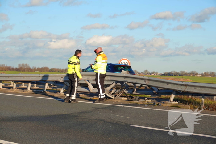 Automobilist knalt tegen vangrail