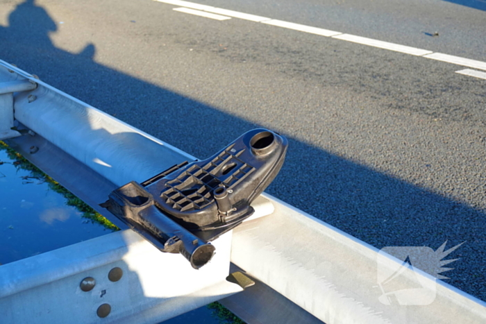 Automobilist knalt tegen vangrail