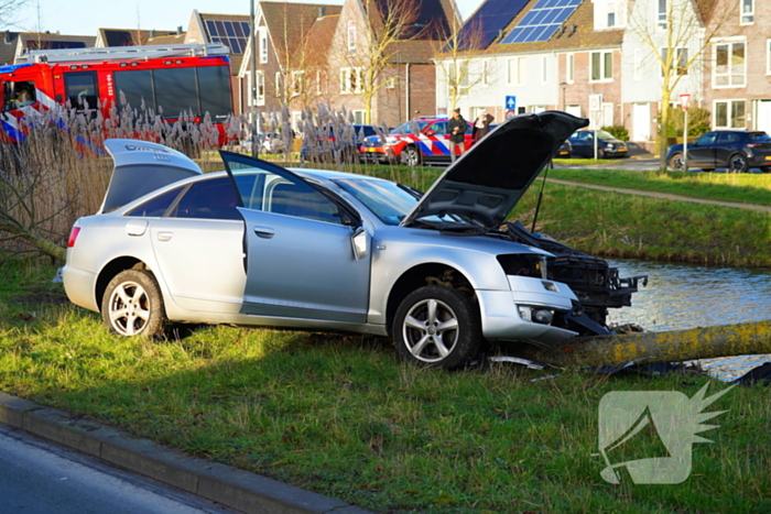 Flinke schade nadat automobilist op boom botst