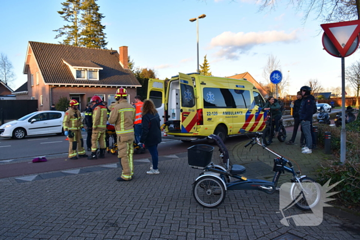 Vrouw op driewieler gewond bij botsing