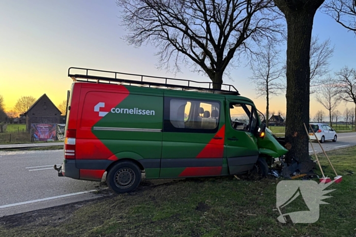 Bestelbus botst op boom naar uitwijkmanoeuvre