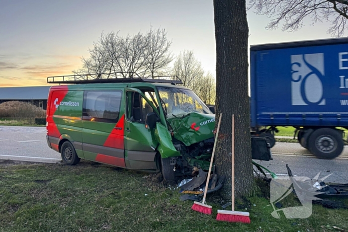 Bestelbus botst op boom naar uitwijkmanoeuvre