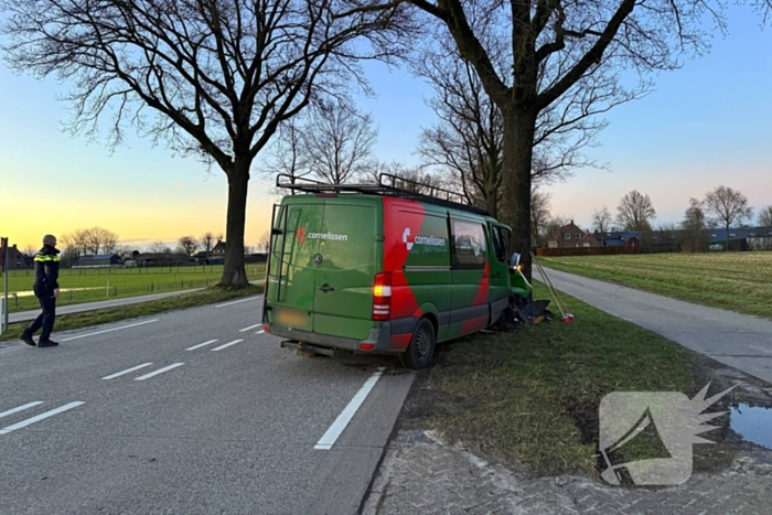 Bestelbus botst op boom naar uitwijkmanoeuvre