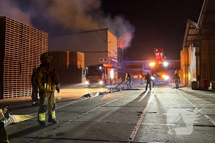 Zeer grote uitslaande brand bij bedrijfspand