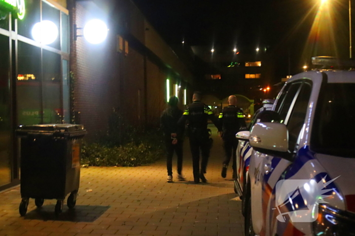 Twee personen aangehouden bij woning boven winkelcentrum