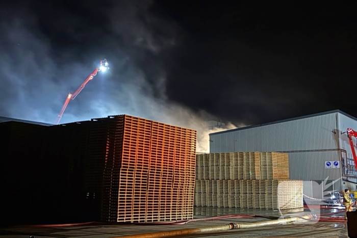 Zeer grote uitslaande brand bij bedrijfspand