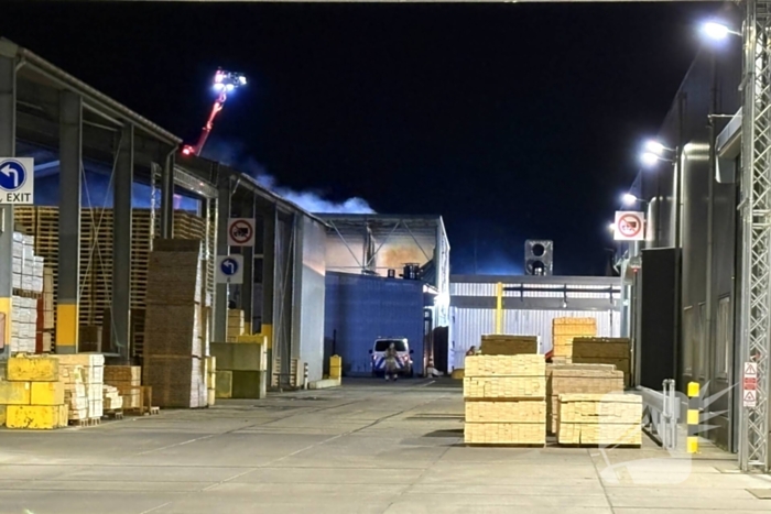 Zeer grote uitslaande brand bij bedrijfspand