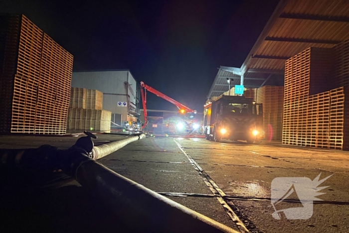 Zeer grote uitslaande brand bij bedrijfspand
