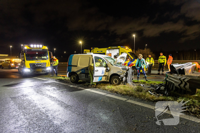 Bestelbus botst op RIMOB