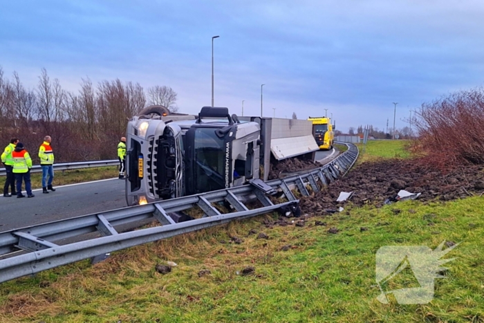 Vrachtwagen gekanteld, chauffeur naar ziekenhuis