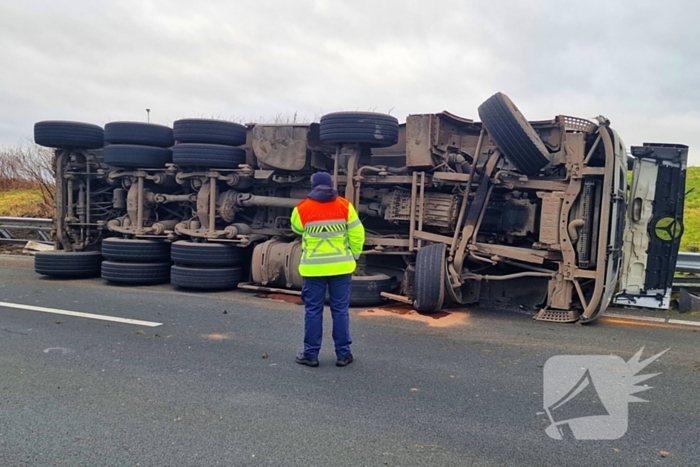 Vrachtwagen gekanteld, chauffeur naar ziekenhuis