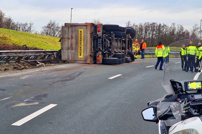 Vrachtwagen gekanteld, chauffeur naar ziekenhuis