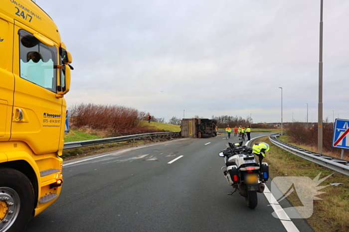 Vrachtwagen gekanteld, chauffeur naar ziekenhuis