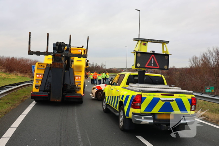 Vrachtwagen gekanteld, chauffeur naar ziekenhuis