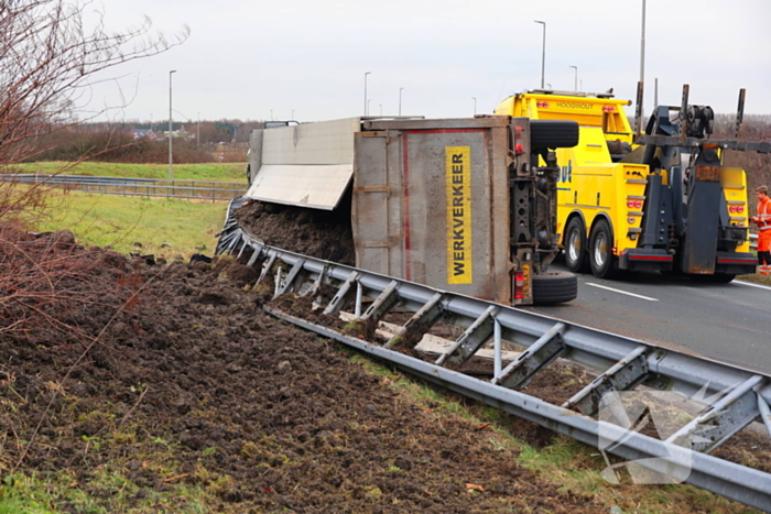 Vrachtwagen gekanteld, chauffeur naar ziekenhuis