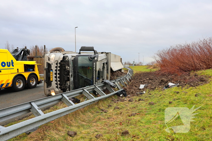 Vrachtwagen gekanteld, chauffeur naar ziekenhuis