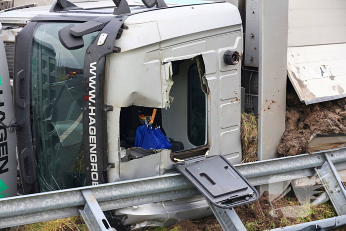 Vrachtwagen gekanteld, chauffeur naar ziekenhuis