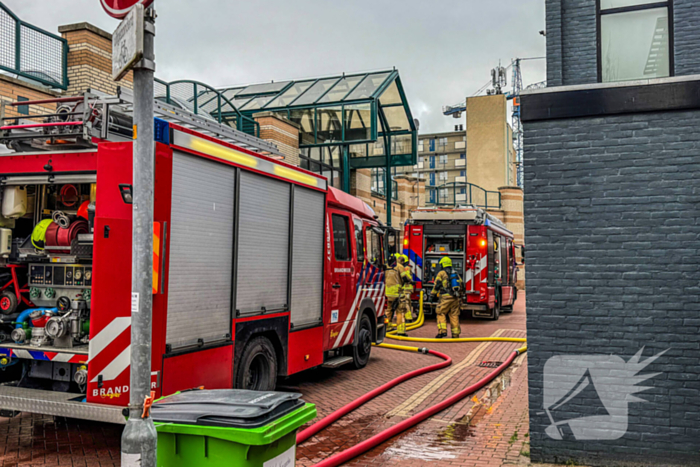 Brandweer oefent in leegstaand winkelcentrum