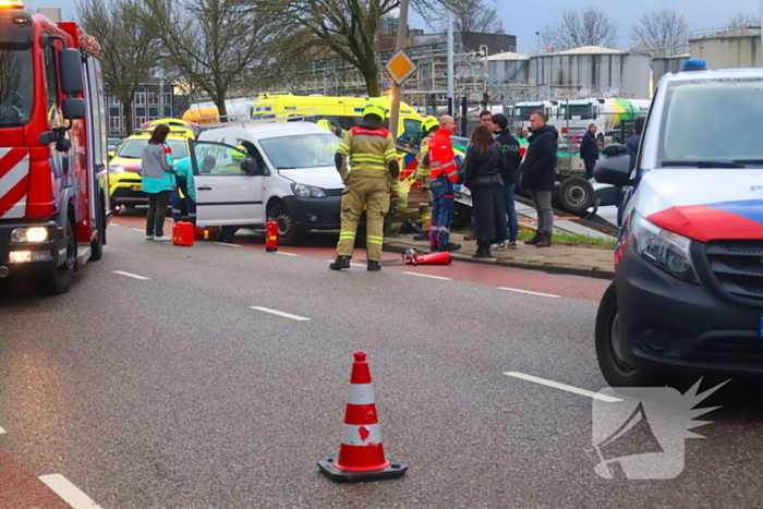 Bestuurder bevrijdt door brandweer bij fikse aanrijding