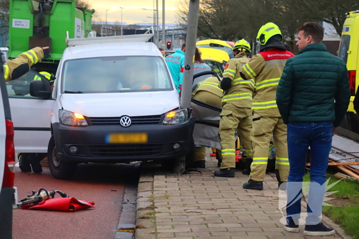 Bestuurder bevrijdt door brandweer bij fikse aanrijding