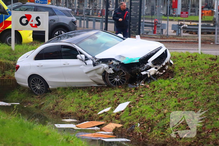 Bestuurder bevrijdt door brandweer bij fikse aanrijding
