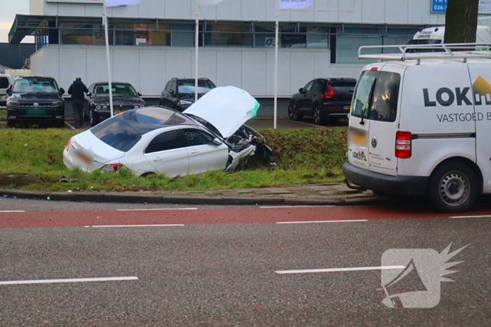 Bestuurder bevrijdt door brandweer bij fikse aanrijding