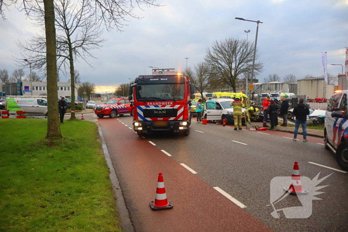Bestuurder bevrijdt door brandweer bij fikse aanrijding
