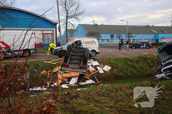 Bestuurder bevrijdt door brandweer bij fikse aanrijding