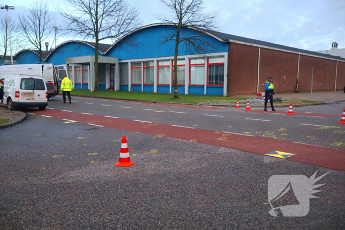 Bestuurder bevrijdt door brandweer bij fikse aanrijding
